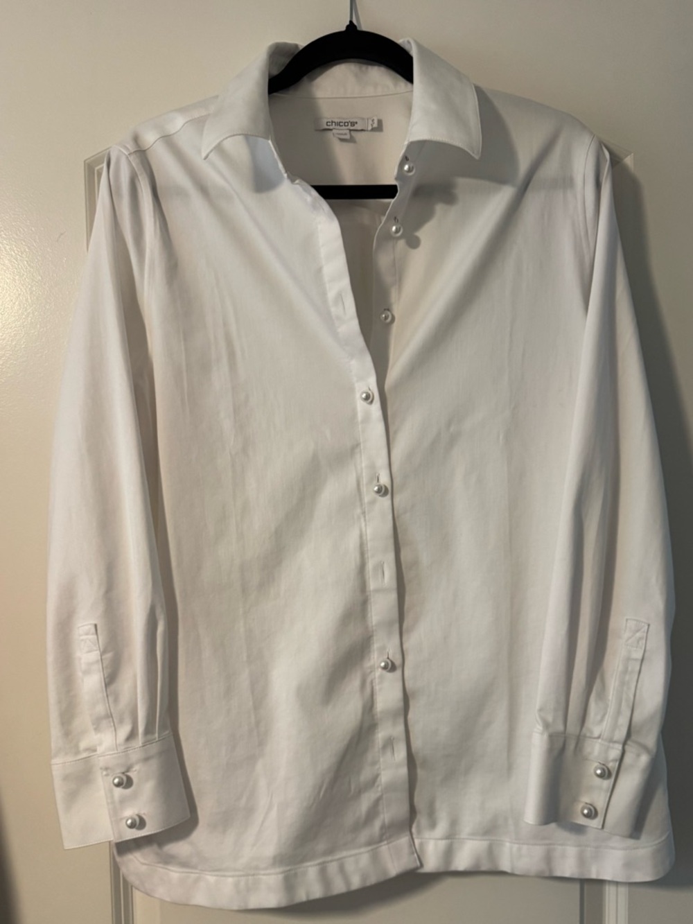 Chico's White women’s Dress Shirt with pearl buttons Classic Button-Down